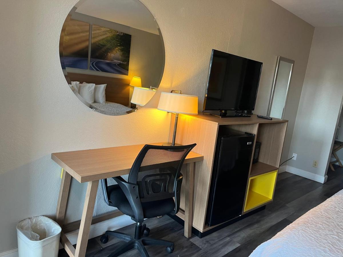 Days Inn & Suites By Wyndham Dayton North Extérieur photo
