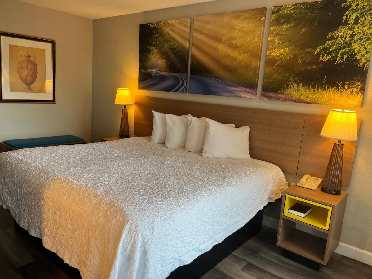 Days Inn & Suites By Wyndham Dayton North Extérieur photo