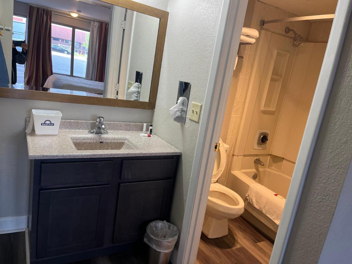 Days Inn & Suites By Wyndham Dayton North Extérieur photo