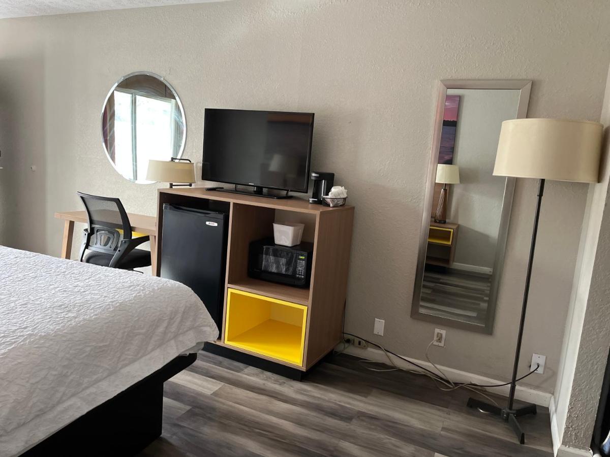 Days Inn & Suites By Wyndham Dayton North Extérieur photo