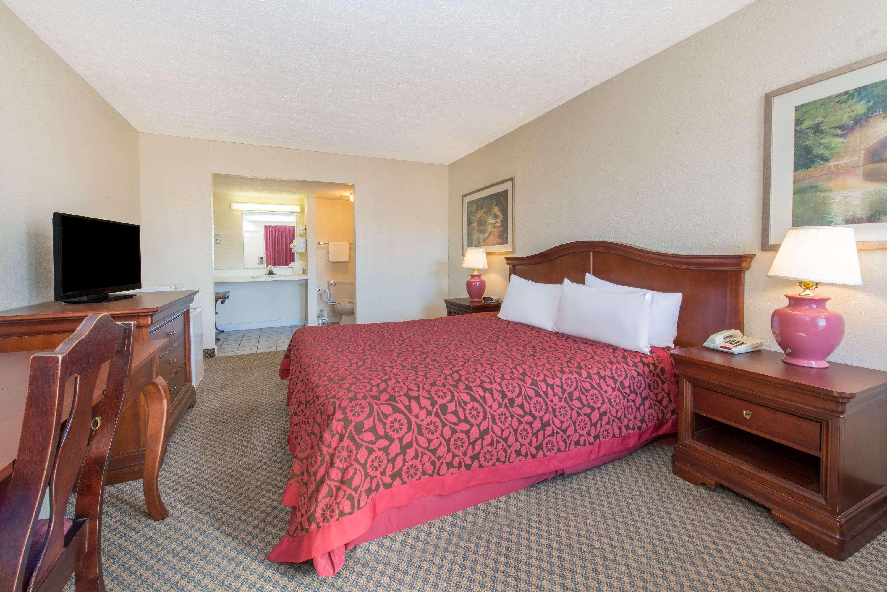 Days Inn & Suites By Wyndham Dayton North Extérieur photo