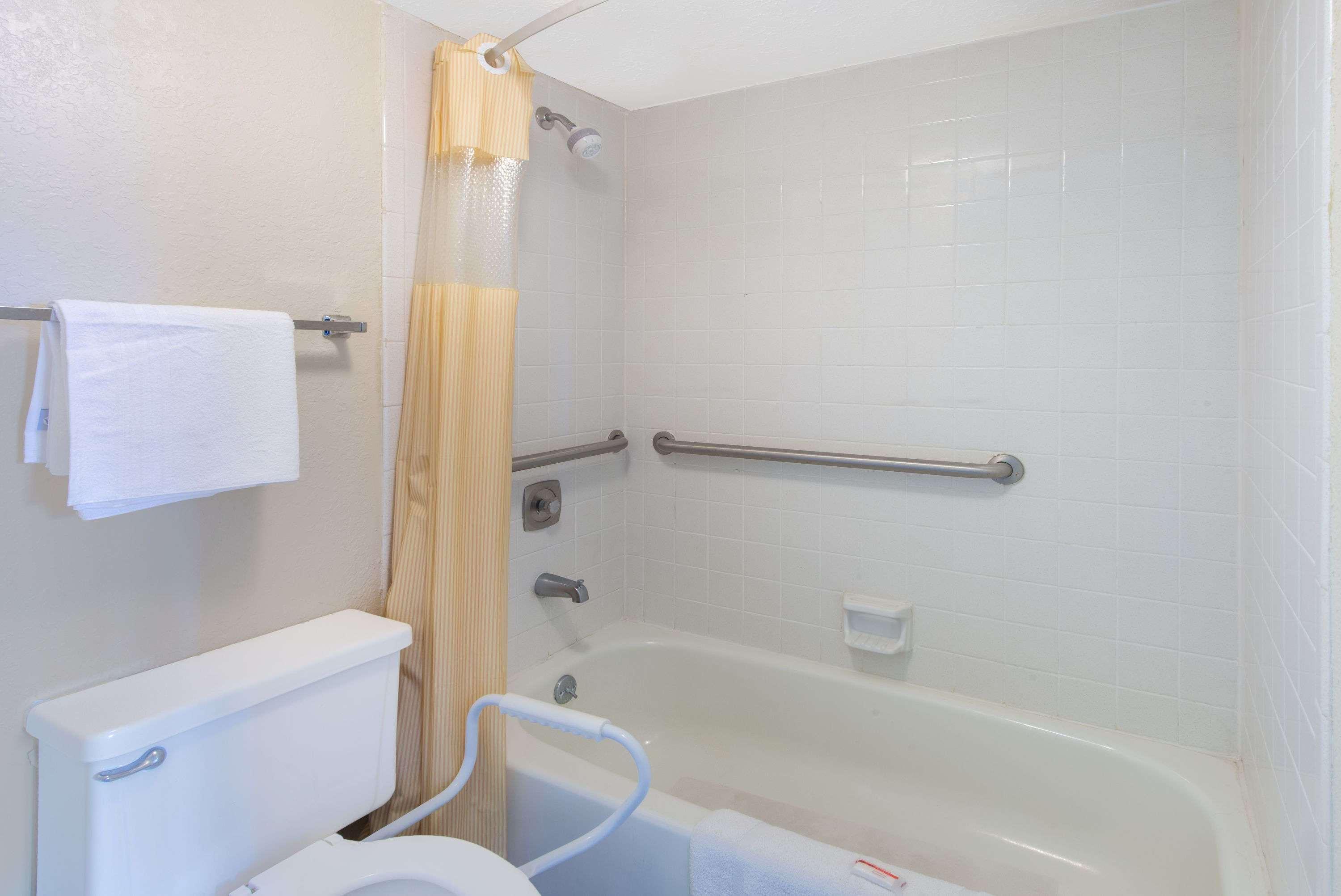Days Inn & Suites By Wyndham Dayton North Extérieur photo