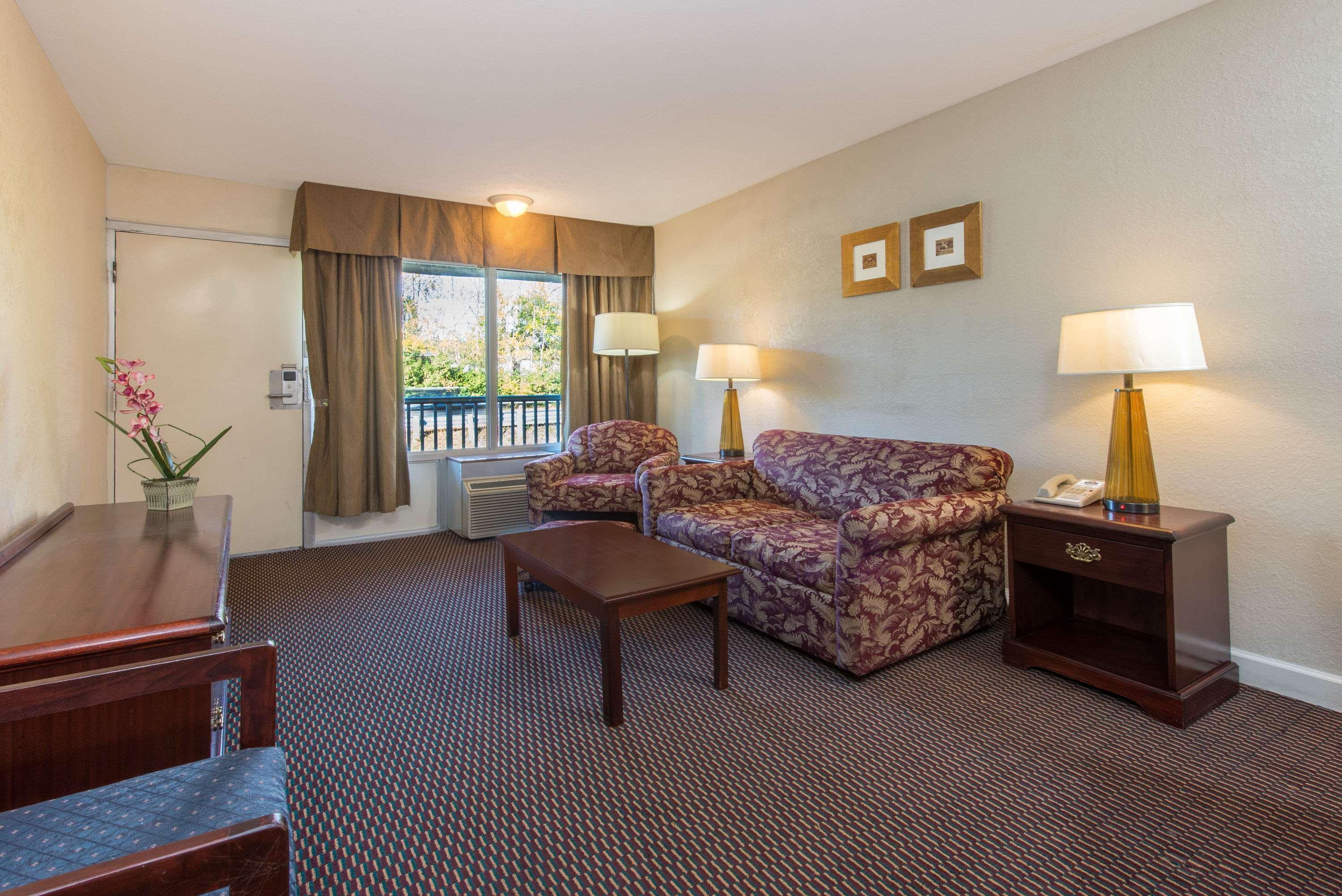 Days Inn & Suites By Wyndham Dayton North Extérieur photo