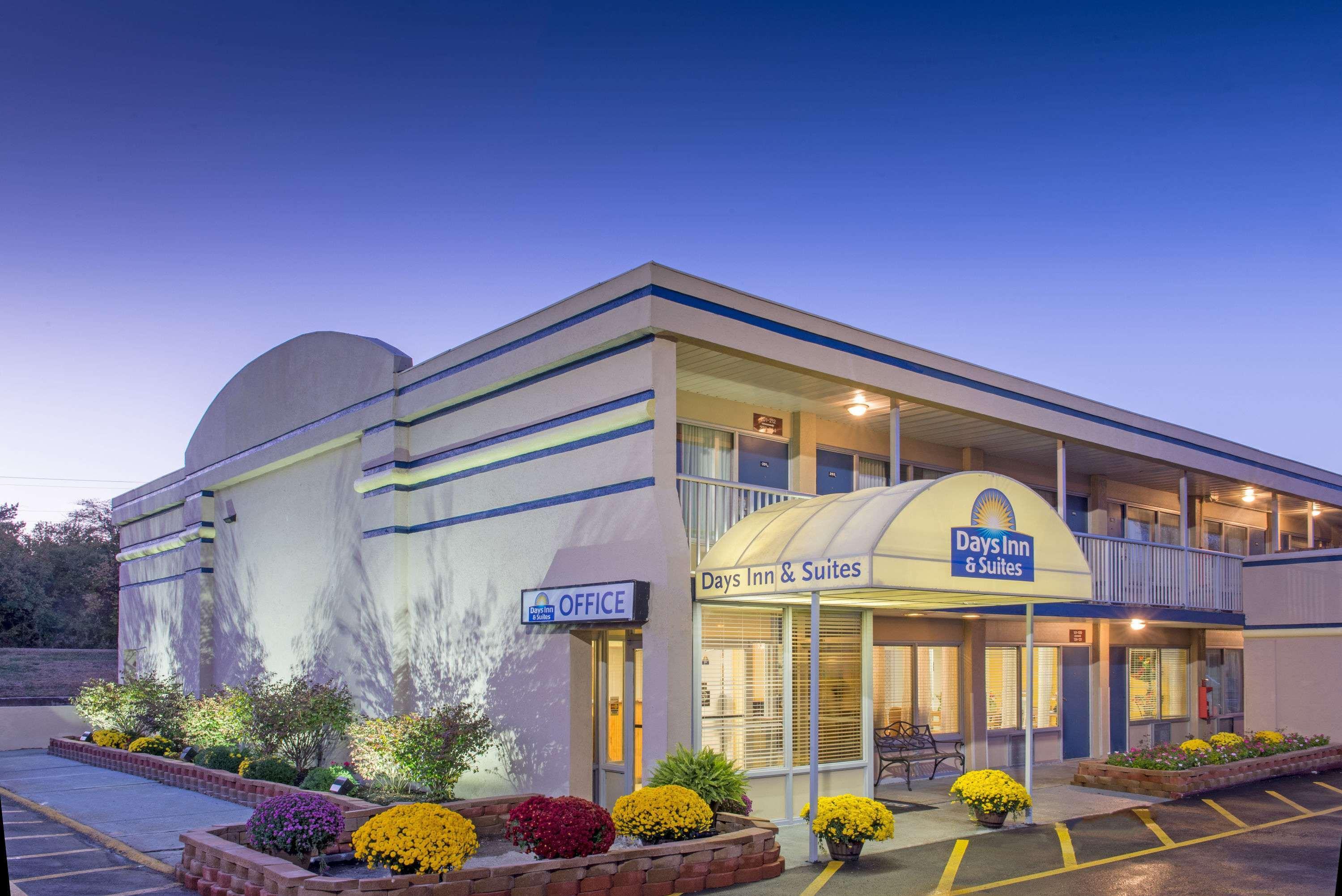 Days Inn & Suites By Wyndham Dayton North Extérieur photo