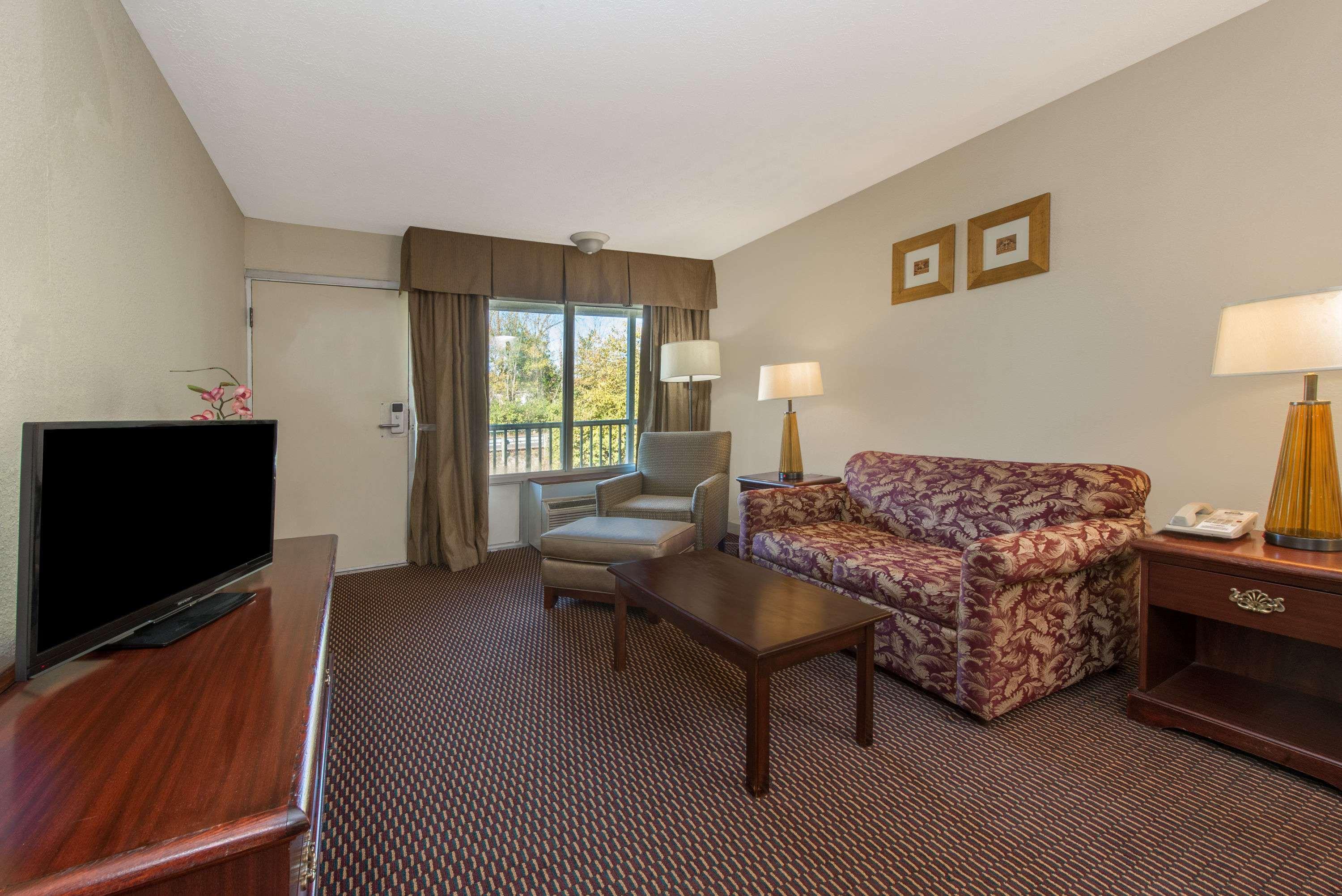 Days Inn & Suites By Wyndham Dayton North Extérieur photo