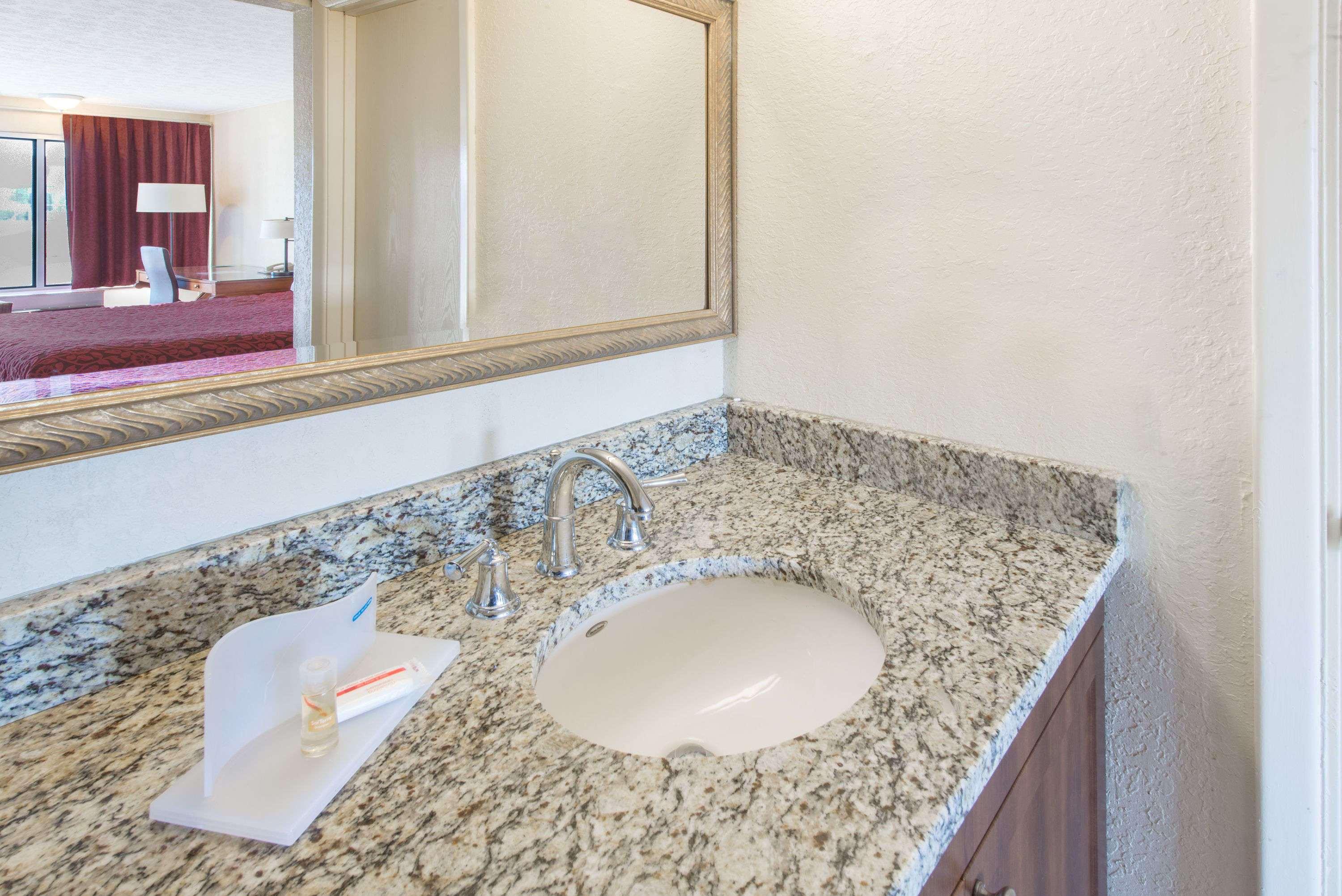 Days Inn & Suites By Wyndham Dayton North Extérieur photo